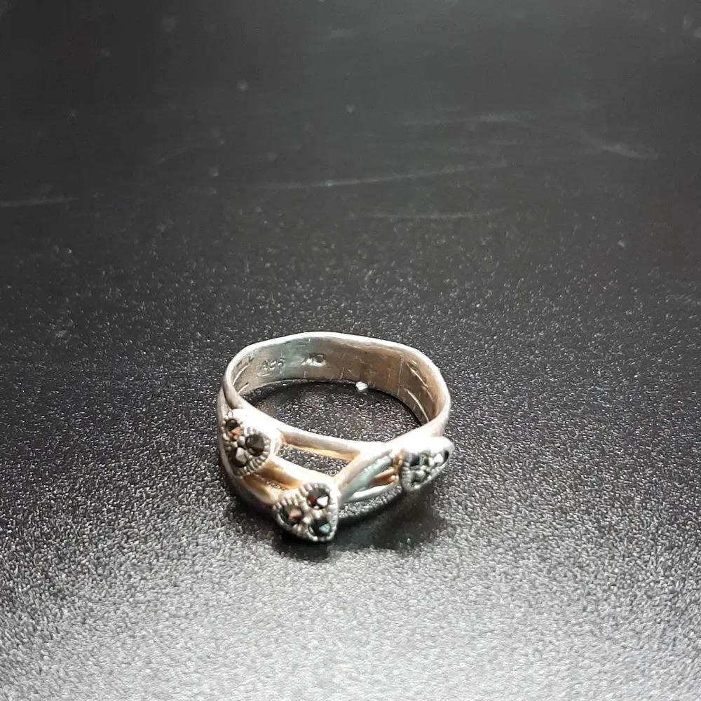 Sterling silver ring with 3 mareasite hearts